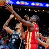 Clint Capela (au centre) à la lutte avec Nic Claxton et Spencer Dinwiddie pour une nouvelle défaite des Hawks. KEYSTONE/EPA/ERIK S. LESSER
